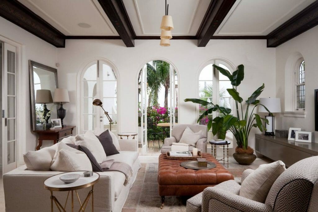 The room looks “cooler” with the indoor furniture in harmony with nature
